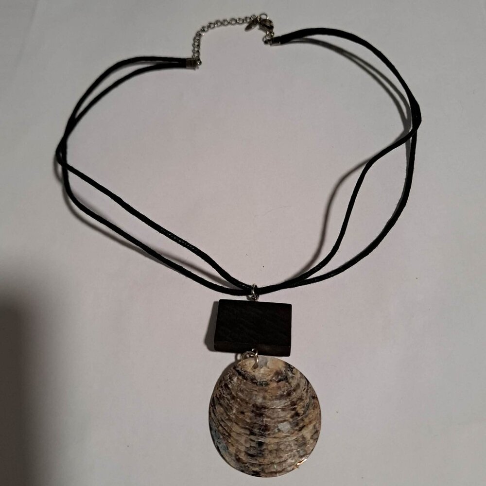 LBVYR Yves Rocher wood and shell necklace